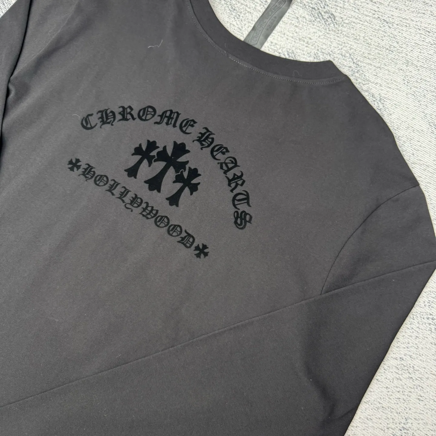 P300 Chrome Hearts/Chrome Hearts CH Black flocked cross round neck long sleeves Size: S/M/L/XL Custom-woven and dyed 40-yarn fabric with a scratchy surface pattern. The ready-made garments are made of YB consistent electrostatic flocking technology. It is not an ordinary lettering mold technology. The colors are also different at different angles. Brand new collar label (not the previous leather label) and washed label.